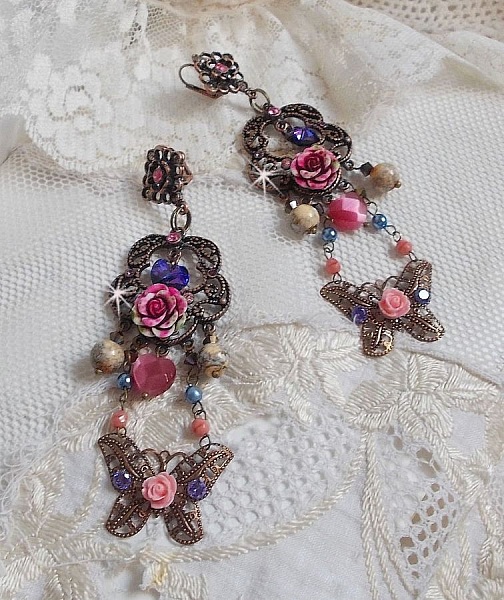 BO Roses and Butterfly med dessa s&ouml;ta blommor och fj&auml;rilar, glasp&auml;rlor med katt&ouml;ga och rosa marmorfacetter.