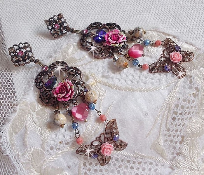 BO Roses and Butterfly med dessa s&ouml;ta blommor och fj&auml;rilar, glasp&auml;rlor med katt&ouml;ga och rosa marmorfacetter.