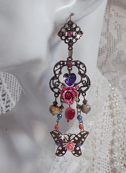 BO Roses and Butterfly med dessa s&ouml;ta blommor och fj&auml;rilar, glasp&auml;rlor med katt&ouml;ga och rosa marmorfacetter.