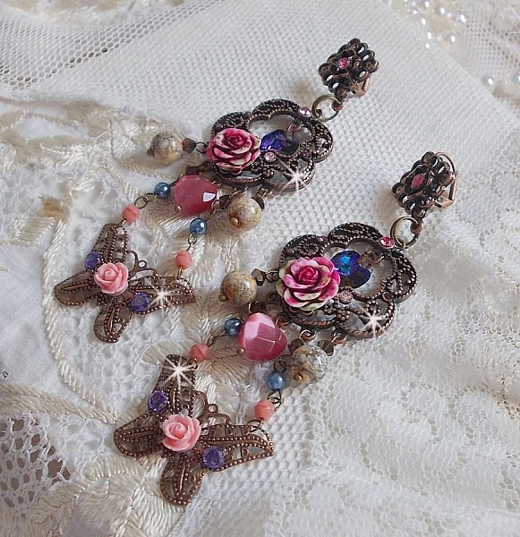 BO Roses and Butterfly med dessa s&ouml;ta blommor och fj&auml;rilar, glasp&auml;rlor med katt&ouml;ga och rosa marmorfacetter.