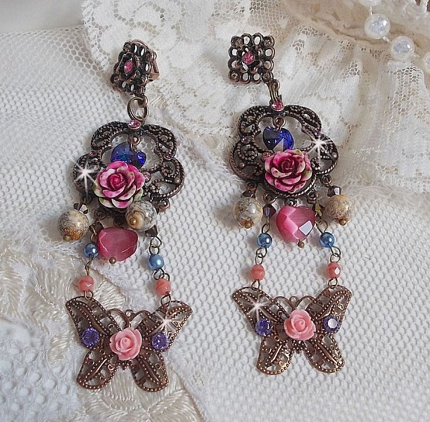 BO Roses and Butterfly med dessa s&ouml;ta blommor och fj&auml;rilar, glasp&auml;rlor med katt&ouml;ga och rosa marmorfacetter.