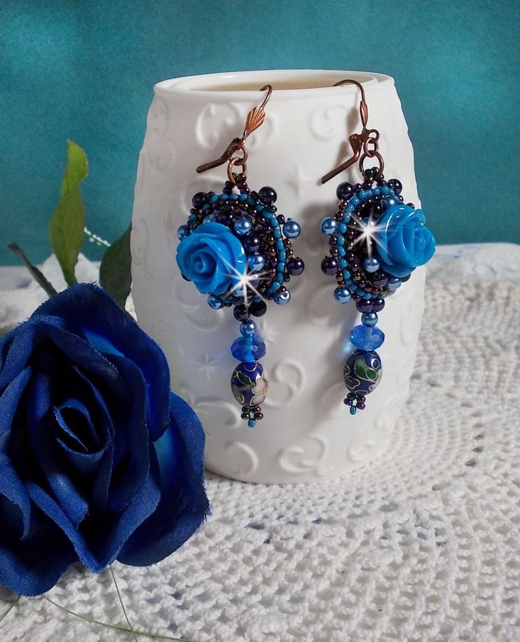 BO Royal Blue Roses broderad med rosor av harts, pärlpärlor, cloisonneporslinshängen, facetter och rocailles.