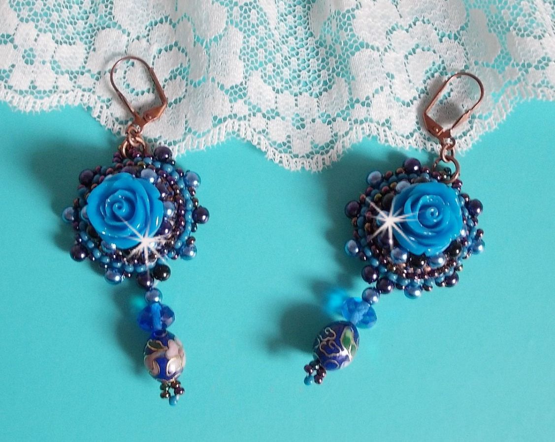 BO Royal Blue Roses broderad med rosor av harts, pärlpärlor, cloisonneporslinshängen, facetter och rocailles.