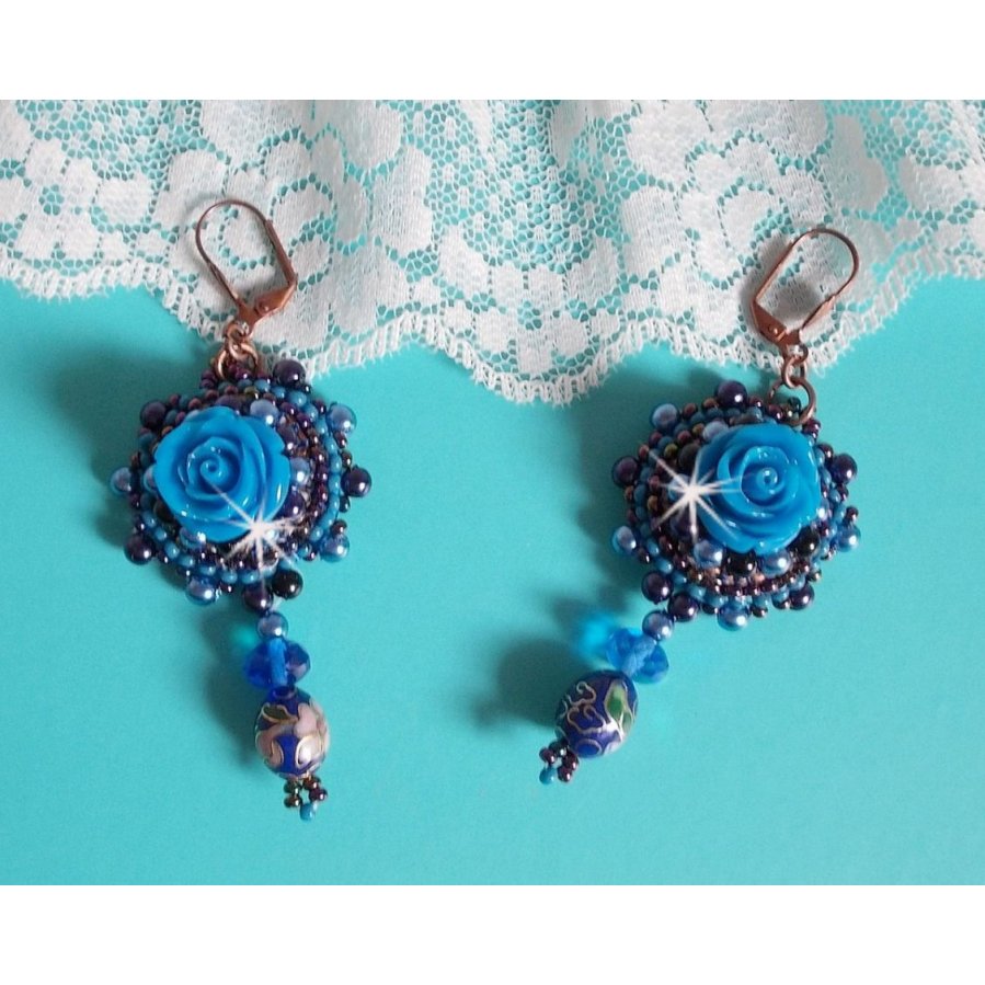BO Royal Blue Roses broderad med rosor av harts, pärlpärlor, cloisonneporslinshängen, facetter och rocailles.