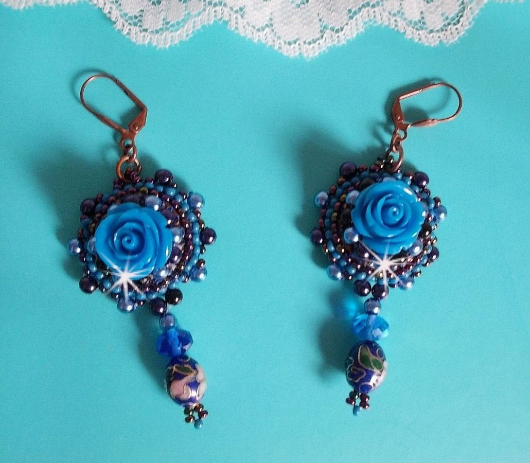 BO Royal Blue Roses broderad med rosor av harts, pärlpärlor, cloisonneporslinshängen, facetter och rocailles.