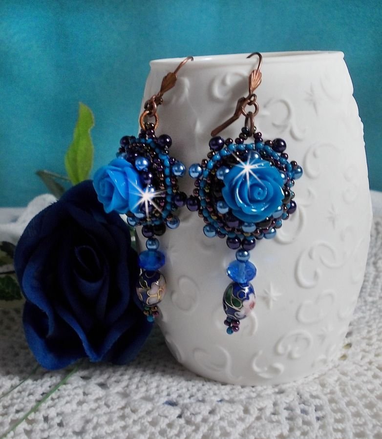 BO Royal Blue Roses broderad med rosor av harts, pärlpärlor, cloisonneporslinshängen, facetter och rocailles.