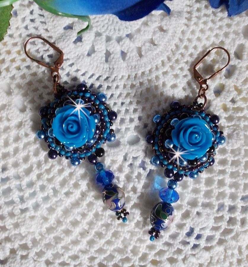 BO Royal Blue Roses broderad med rosor av harts, pärlpärlor, cloisonneporslinshängen, facetter och rocailles.
