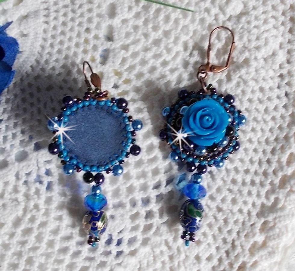 BO Royal Blue Roses broderad med rosor av harts, pärlpärlor, cloisonneporslinshängen, facetter och rocailles.