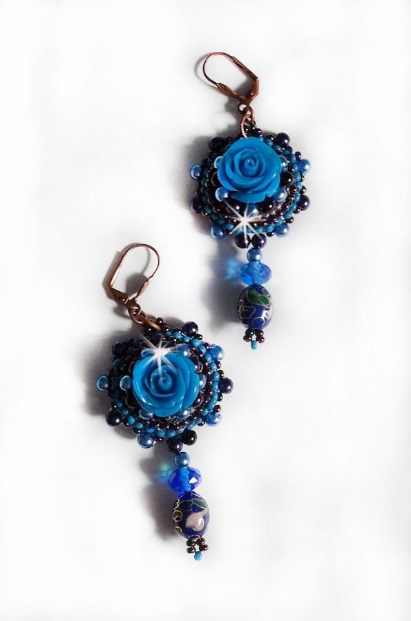 BO Royal Blue Roses broderad med rosor av harts, pärlpärlor, cloisonneporslinshängen, facetter och rocailles.