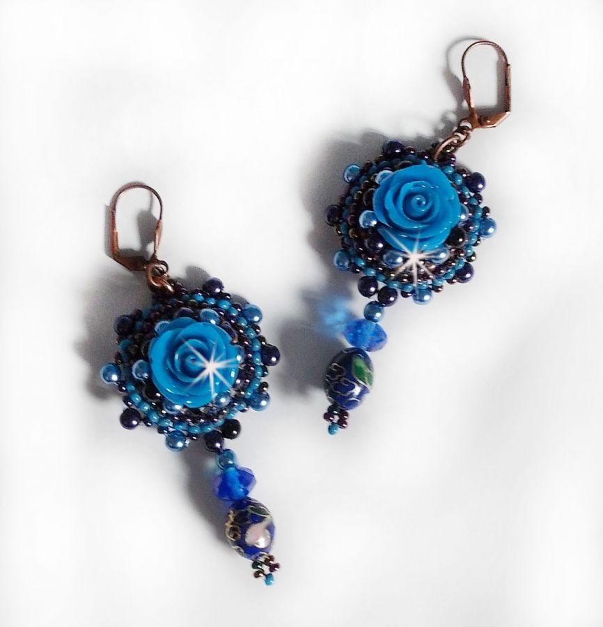 BO Royal Blue Roses broderad med rosor av harts, pärlpärlor, cloisonneporslinshängen, facetter och rocailles.