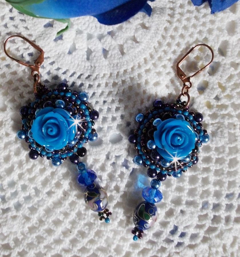BO Royal Blue Roses broderad med rosor av harts, pärlpärlor, cloisonneporslinshängen, facetter och rocailles.