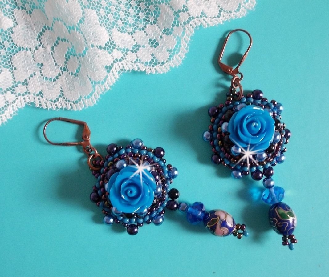 BO Royal Blue Roses broderad med rosor av harts, pärlpärlor, cloisonneporslinshängen, facetter och rocailles.