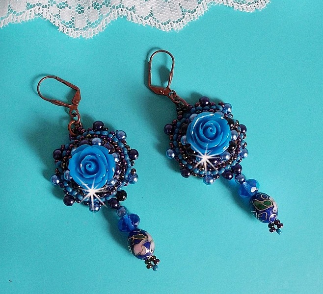 BO Royal Blue Roses broderad med rosor av harts, p&auml;rlp&auml;rlor, cloisonneporslinsh&auml;ngen, facetter och rocailles.