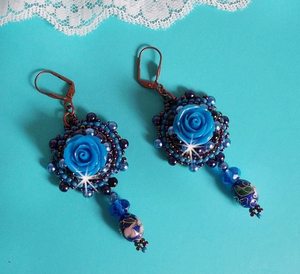 BO Royal Blue Roses broderad med rosor av harts, pärlpärlor, cloisonneporslinshängen, facetter och rocailles.