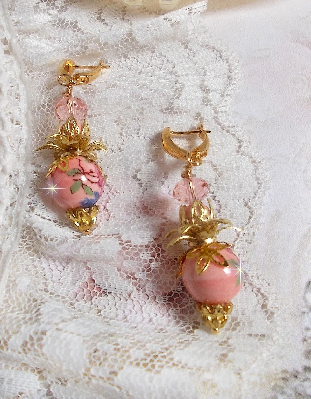 BO Rosy mont&eacute;es avec perles en c&eacute;ramique, verre, Cristal de Swarovski et dormeuses en laiton