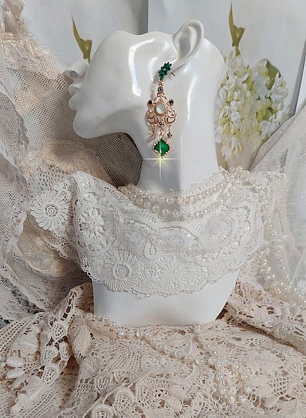 BO Royal Marguerite mont&eacute;es avec des cabochons &agrave; laquelle s&rsquo;ajoute des strass sur les pendentifs Dor&eacute;s. Les pendants sont en r&eacute;sine &eacute;poxy avec clous d&rsquo;oreilles &eacute;maill&eacute;s