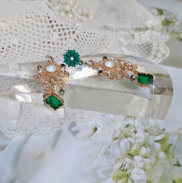 BO Royal Marguerite mont&eacute;es avec des cabochons &agrave; laquelle s&rsquo;ajoute des strass sur les pendentifs Dor&eacute;s. Les pendants sont en r&eacute;sine &eacute;poxy avec clous d&rsquo;oreilles &eacute;maill&eacute;s