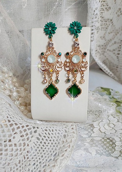 BO Royal Marguerite mont&eacute;es avec des cabochons &agrave; laquelle s&rsquo;ajoute des strass sur les pendentifs Dor&eacute;s. Les pendants sont en r&eacute;sine &eacute;poxy avec clous d&rsquo;oreilles &eacute;maill&eacute;s