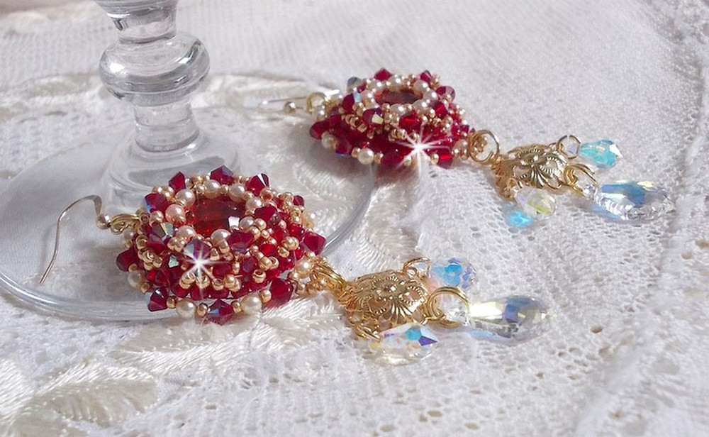 BO Rubies broderade med Sawarovski-kristaller, pärlpärlor, filigranstämplar och 14 karat guldfyllda öronkrokar.