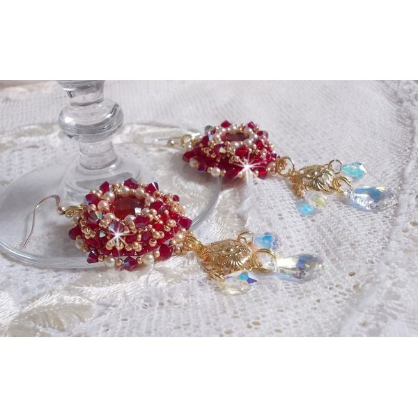 BO Rubies broderade med Sawarovski-kristaller, pärlpärlor, filigranstämplar och 14 karat guldfyllda öronkrokar.