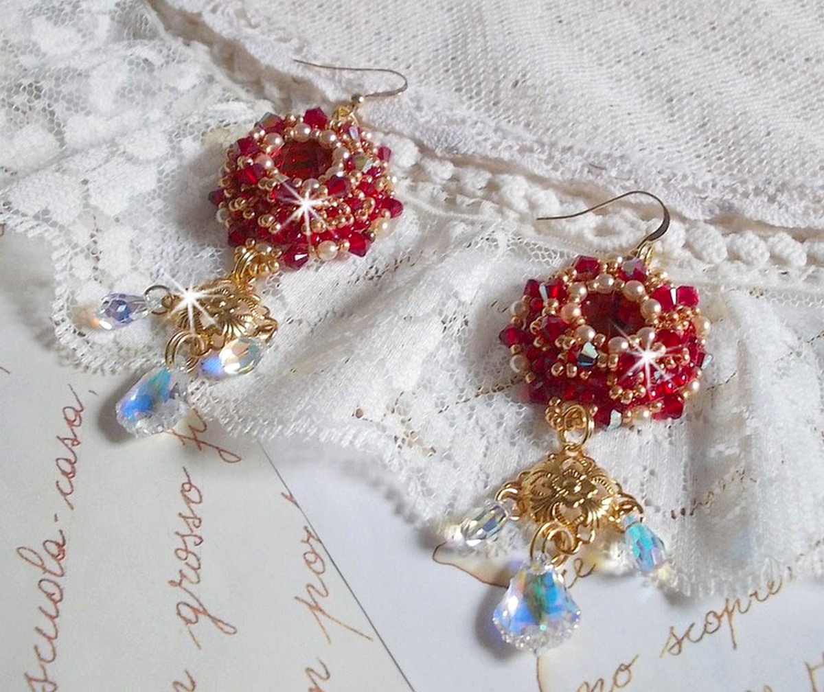 BO Rubies broderade med Sawarovski-kristaller, pärlpärlor, filigranstämplar och 14 karat guldfyllda öronkrokar.