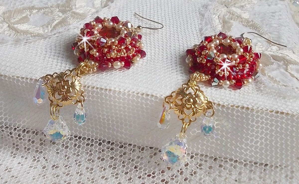 BO Rubies broderade med Sawarovski-kristaller, pärlpärlor, filigranstämplar och 14 karat guldfyllda öronkrokar.