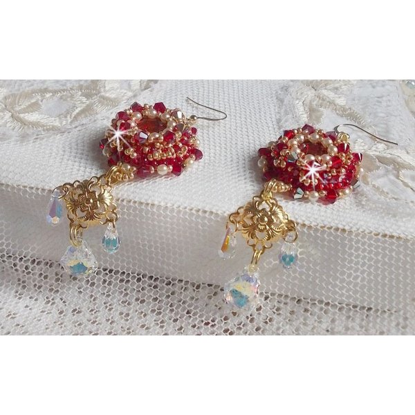 BO Rubies broderade med Sawarovski-kristaller, pärlpärlor, filigranstämplar och 14 karat guldfyllda öronkrokar.