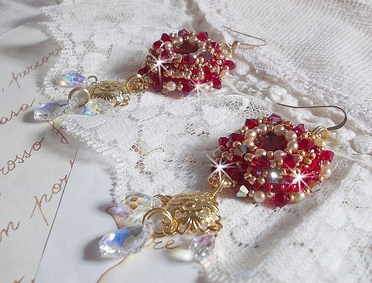 BO Rubies broderade med Sawarovski-kristaller, pärlpärlor, filigranstämplar och 14 karat guldfyllda öronkrokar.