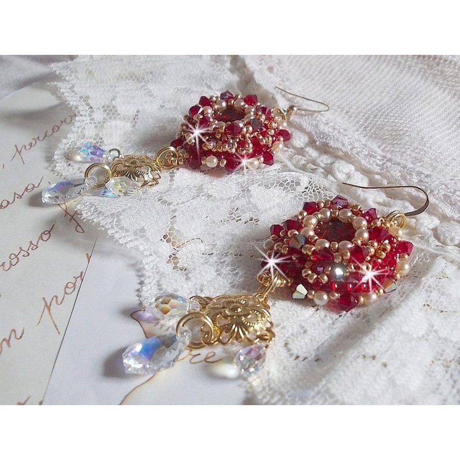 BO Rubies broderade med Sawarovski-kristaller, pärlpärlor, filigranstämplar och 14 karat guldfyllda öronkrokar.