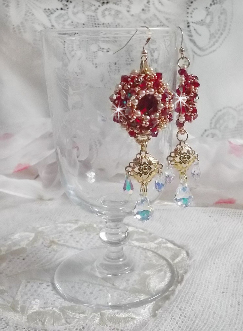 BO Rubies broderade med Sawarovski-kristaller, pärlpärlor, filigranstämplar och 14 karat guldfyllda öronkrokar.