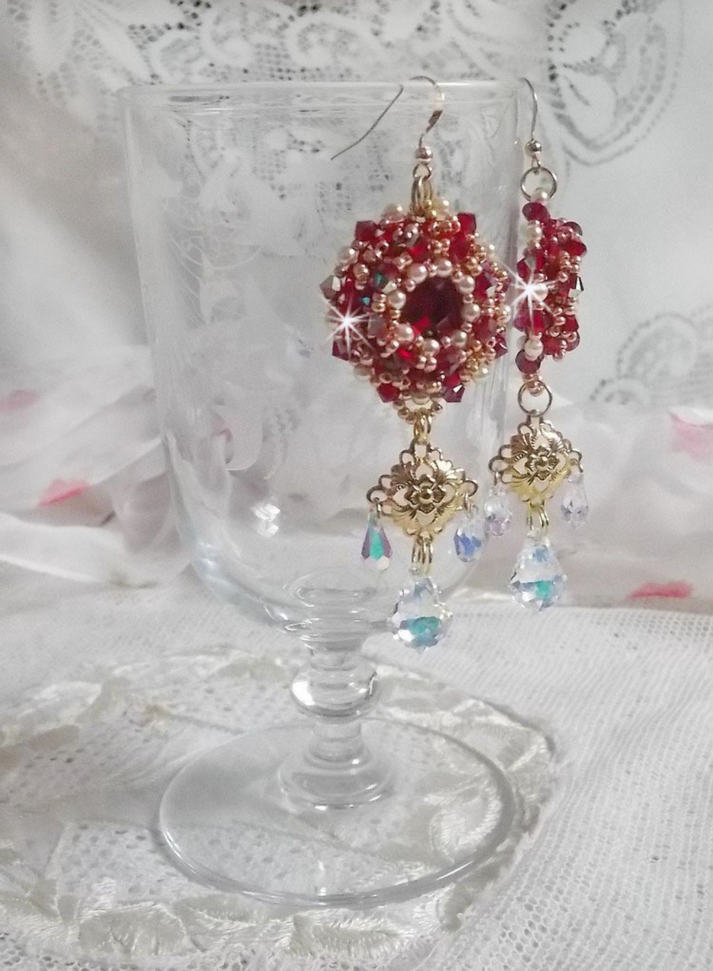 BO Rubies broderade med Sawarovski-kristaller, pärlpärlor, filigranstämplar och 14 karat guldfyllda öronkrokar.