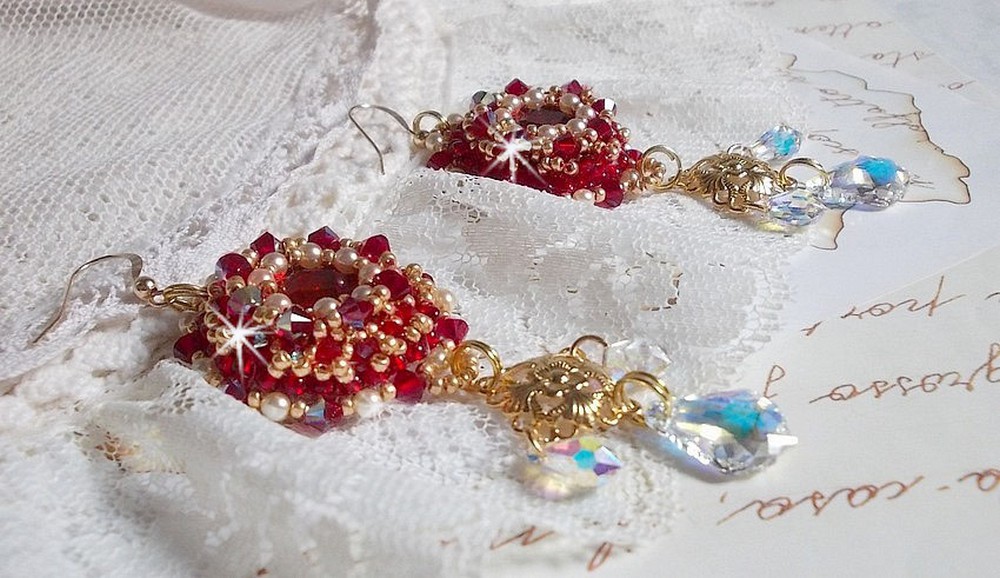 BO Rubies broderade med Sawarovski-kristaller, pärlpärlor, filigranstämplar och 14 karat guldfyllda öronkrokar.