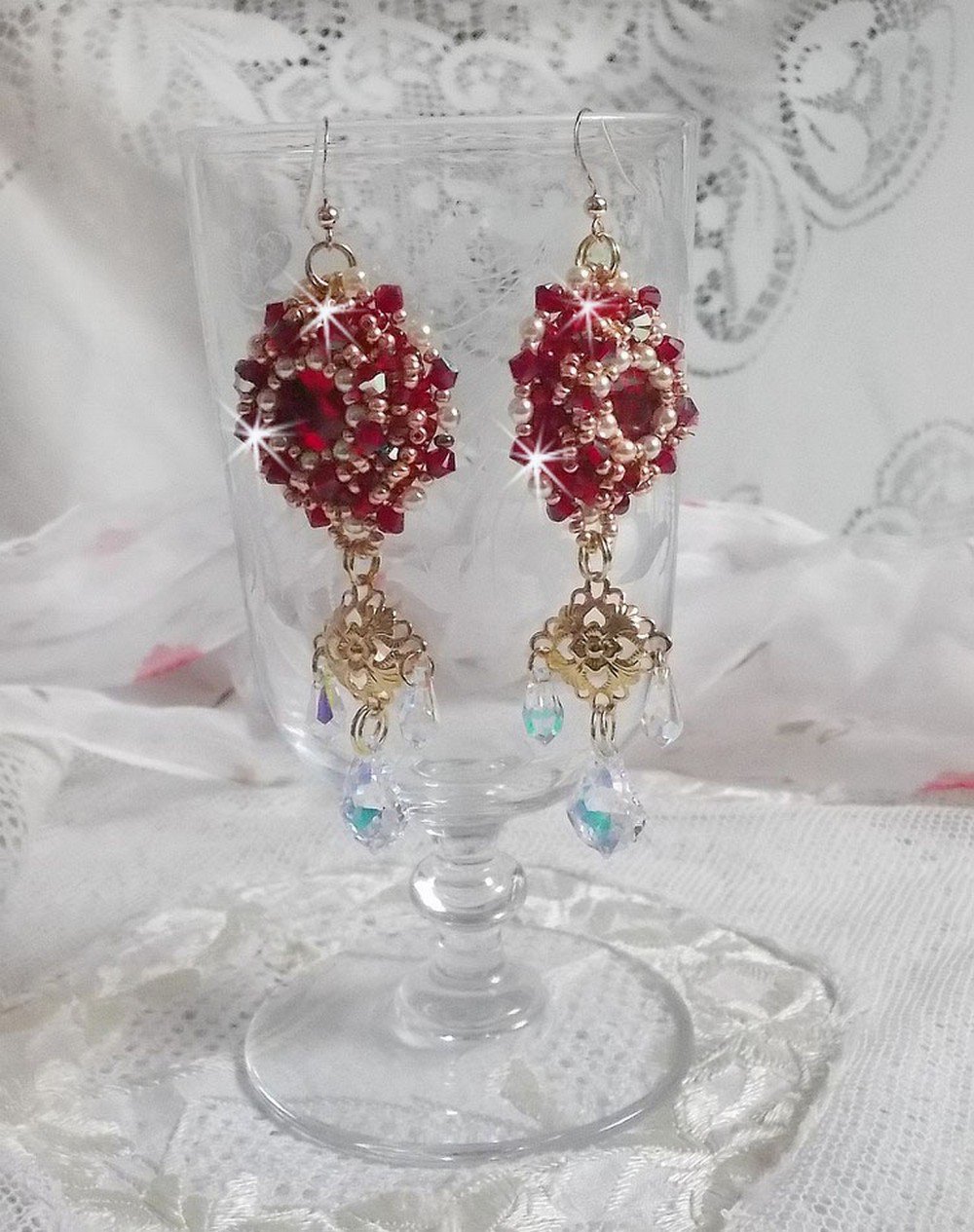 BO Rubies broderade med Sawarovski-kristaller, pärlpärlor, filigranstämplar och 14 karat guldfyllda öronkrokar.