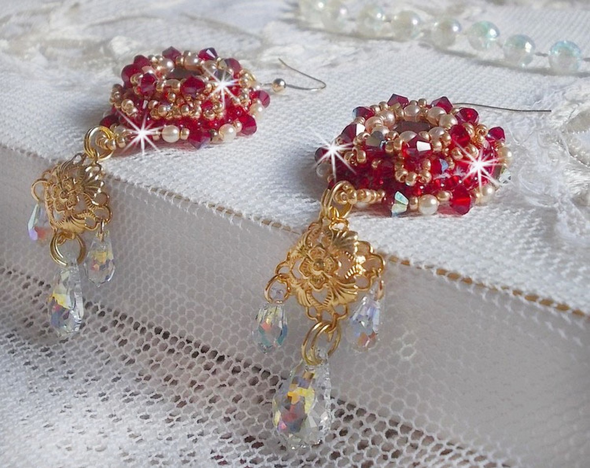 BO Rubies broderade med Sawarovski-kristaller, pärlpärlor, filigranstämplar och 14 karat guldfyllda öronkrokar.