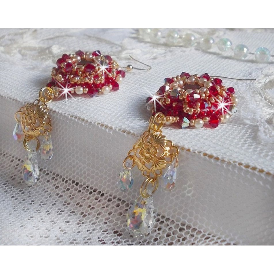 BO Rubies broderade med Sawarovski-kristaller, pärlpärlor, filigranstämplar och 14 karat guldfyllda öronkrokar.
