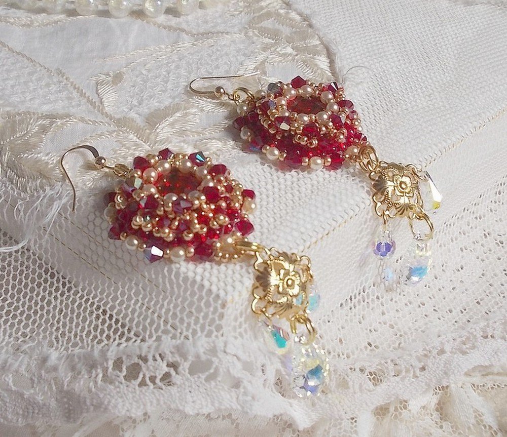 BO Rubies broderade med Sawarovski-kristaller, pärlpärlor, filigranstämplar och 14 karat guldfyllda öronkrokar.