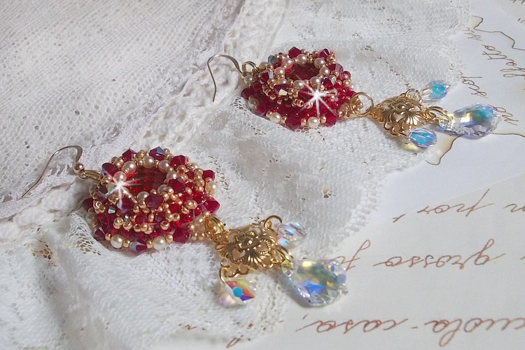 BO Rubies broderade med Sawarovski-kristaller, pärlpärlor, filigranstämplar och 14 karat guldfyllda öronkrokar.