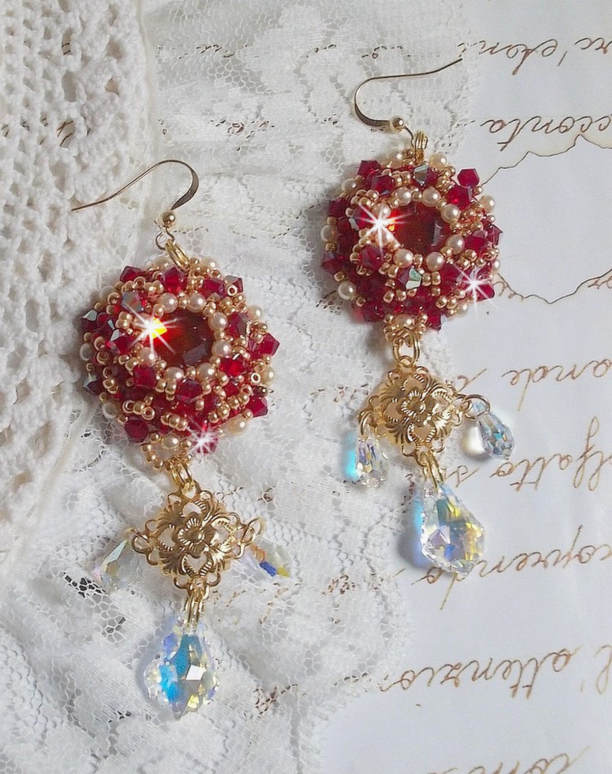 BO Rubies broderade med Sawarovski-kristaller, pärlpärlor, filigranstämplar och 14 karat guldfyllda öronkrokar.