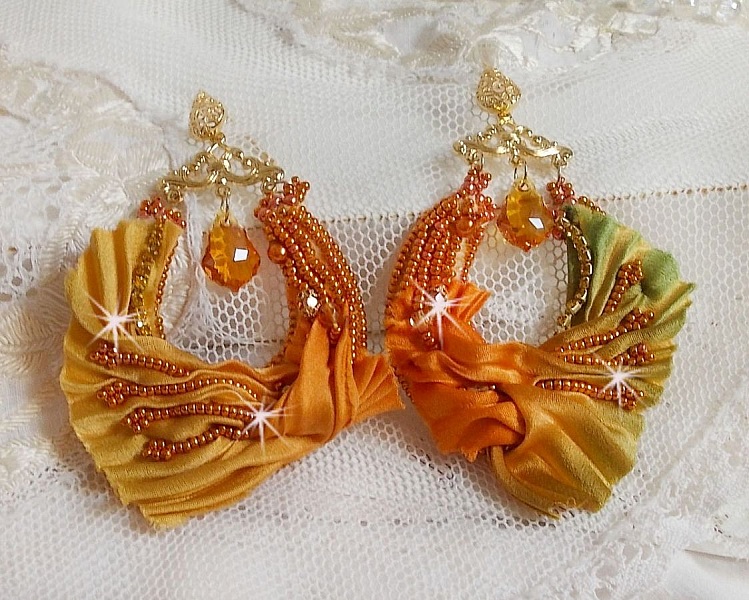 BO Rumba broderad med Swarovski-kristaller, facetter, p&auml;rlor och distanser p&aring; ett sidenband (Shibori)