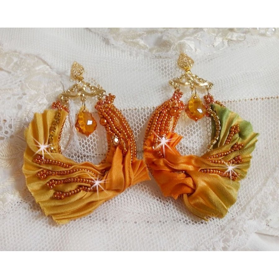 BO Rumba broderad med Swarovski-kristaller, facetter, pärlor och distanser på ett sidenband (Shibori)