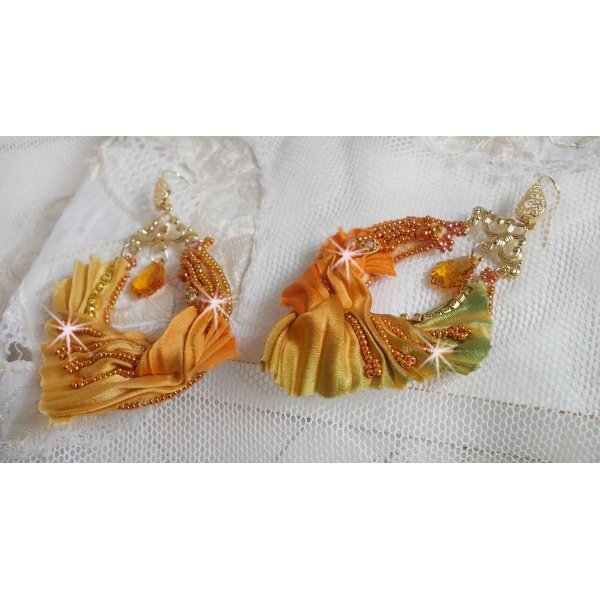 BO Rumba broderad med Swarovski-kristaller, facetter, pärlor och distanser på ett sidenband (Shibori)