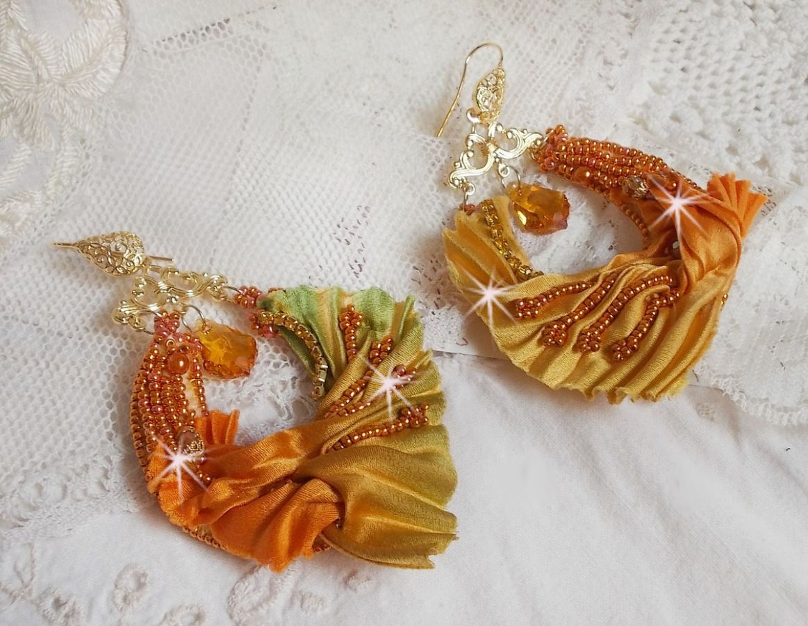 BO Rumba broderad med Swarovski-kristaller, facetter, pärlor och distanser på ett sidenband (Shibori)