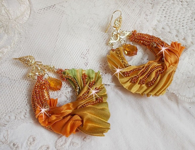 BO Rumba broderad med Swarovski-kristaller, facetter, p&auml;rlor och distanser p&aring; ett sidenband (Shibori)