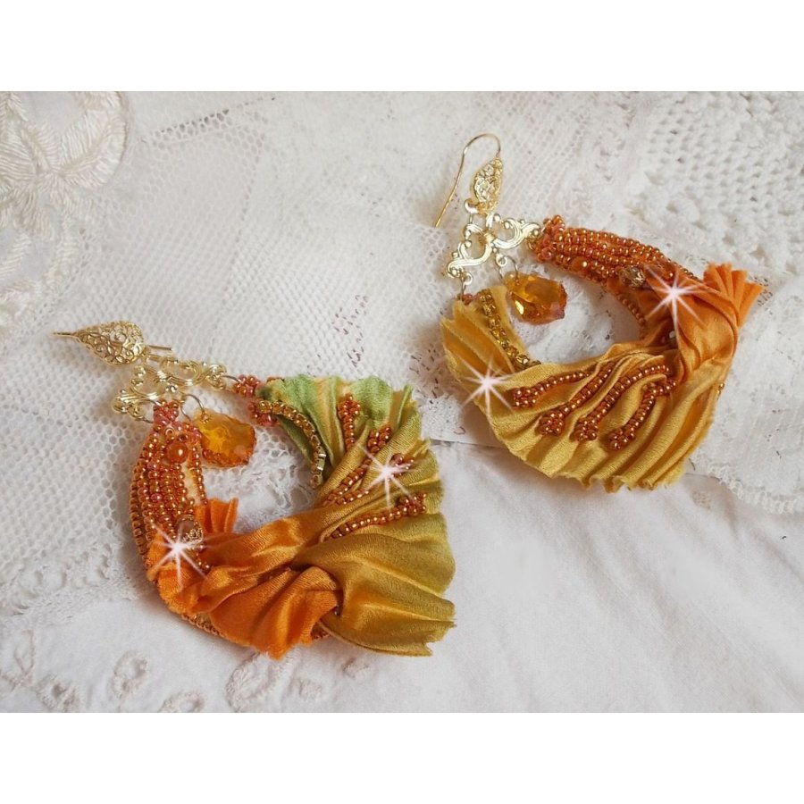 BO Rumba broderad med Swarovski-kristaller, facetter, pärlor och distanser på ett sidenband (Shibori)