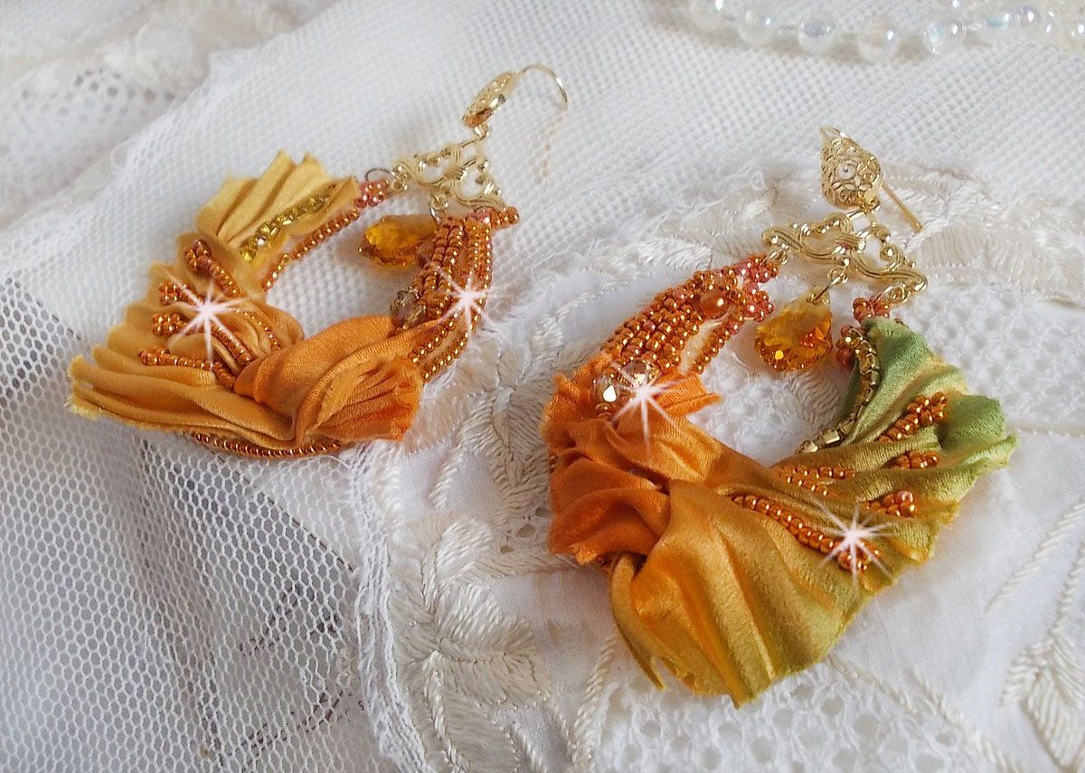 BO Rumba broderad med Swarovski-kristaller, facetter, pärlor och distanser på ett sidenband (Shibori)