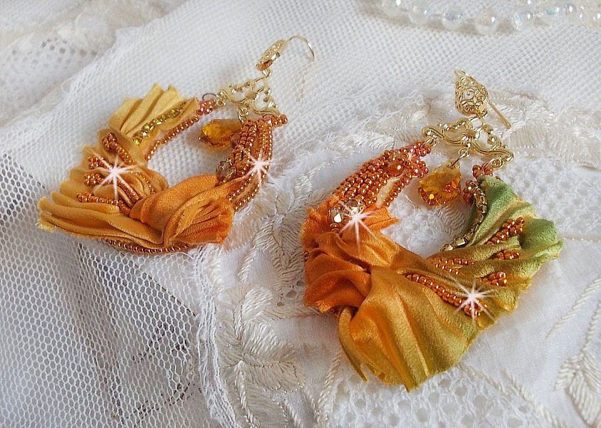 BO Rumba broderad med Swarovski-kristaller, facetter, p&auml;rlor och distanser p&aring; ett sidenband (Shibori)