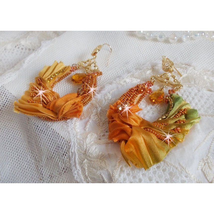 BO Rumba broderad med Swarovski-kristaller, facetter, pärlor och distanser på ett sidenband (Shibori)