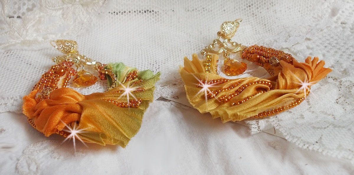 BO Rumba broderad med Swarovski-kristaller, facetter, pärlor och distanser på ett sidenband (Shibori)