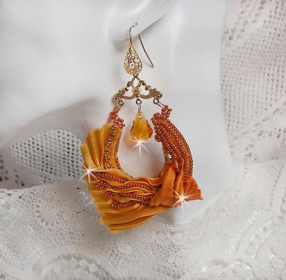 BO Rumba broderad med Swarovski-kristaller, facetter, pärlor och distanser på ett sidenband (Shibori)