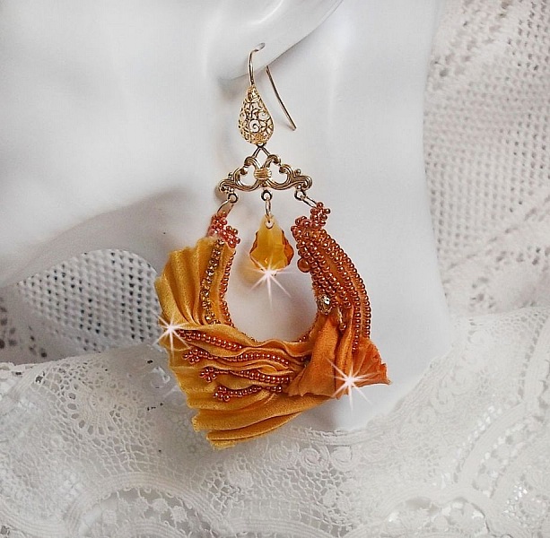 BO Rumba broderad med Swarovski-kristaller, facetter, p&auml;rlor och distanser p&aring; ett sidenband (Shibori)